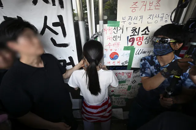 일부 시위대 반발에…체육단체 '잠실 경기장 진입' 결국 무산

장동혁 국민의힘 대표 등 야당 의원들이 시위 참가자들과 협의하면서 2차 진입을 시