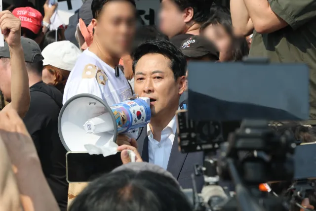 잠실개표소 진입, 野중재에도 시위자 1명 반발에 끝내 무산

6·3지방선거 투표용지 부족 사태로 촉발된 잠실 개표소 봉쇄...