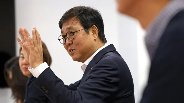 문체부 최휘영 장관, 잠실 봉쇄에 "체육인 생업 인질로 잡고 포장하지 ...

문체부 최휘영 장관, 잠실 봉쇄에 "체육인 생업 인질로 잡고 포장