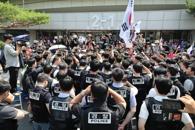 체육단체, 사무실 진입 결국 또 실패…출입 막은 시위대 수사한다

6·3 지방선거 투표용지 부족 사태로 촉발된 ‘개표소 봉쇄 시위’가 12일째 