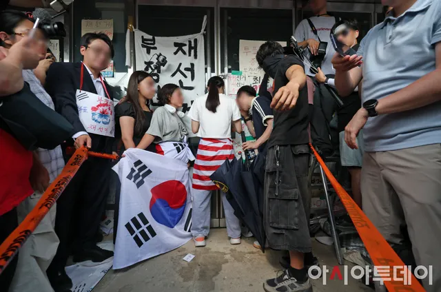 [포토] 잠실 개표소 체육단체 진입…1명 저항에 결국 무산

16일 6·3 지방선거 투표용지 부족 사태에 반발한 시민들이 시위를 이어가고 있는 