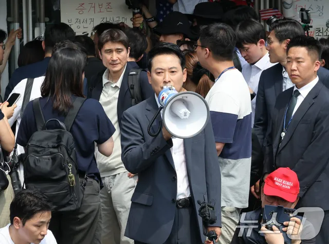 국힘 중재에도 잠실사무실 진입 무산…시위대 내분 속 몸싸움도(종합)

장동혁 "물건 갖고 나올 수 있는 상황 아냐…체육회 철수" "증거보존" v