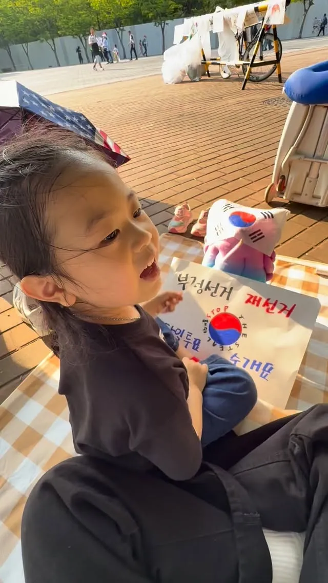 옆 어른들 구호에 박자 맞추고,
앉아서 “부정선거! 재선거!” 외치고 있었더니
어느새 주변에 간식, 음료, 모기향이 하나둘 놓여 있었다
챙겨주신