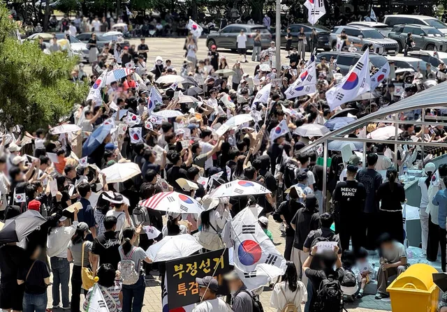 장동혁 중재에도 잠실 개표소 진입 무산···시위대 내부 이견에 봉쇄...

투데이코리아=김시온 기자 | 6·3 지방선거 투표용지 부족 사태로 촉