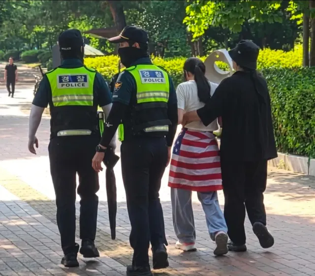 오늘 핸드볼 체육관을 지켜낸 가녀린 여학생이 경찰에 연행되는 장면입니다.

이 분 우리가 지켜드려야 합니다. 언론, 정치인, 사리 분별 못하는 