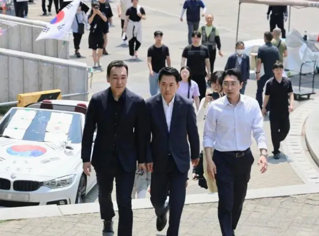 국힘은 계속 잠실 시민들 지켜줘야 한다.
오늘 경찰이 3차까지 막무가내로 경고 때리고 강제진입하기 직전까지 간 거를
국힘 의원들이 파워게임으로 