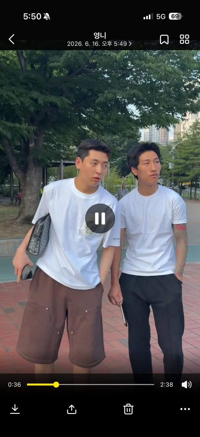 현재시간 5:52 올림픽공원역 앞에
분탕질하는 남자애들 있다가 경기장쪽으로들어갔어요
조심하세요 
할아버지랑 아저씨들한테 씨발새끼이러면서 욕하고 