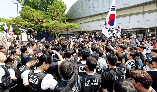 시위대 반발에 경찰·체육단체 잠실개표소 진입 무산

시위대 반발에 경찰·체육단체 잠실개표소 진입 무산, 野 중재…일부 조건 합의했지만 소수 시민