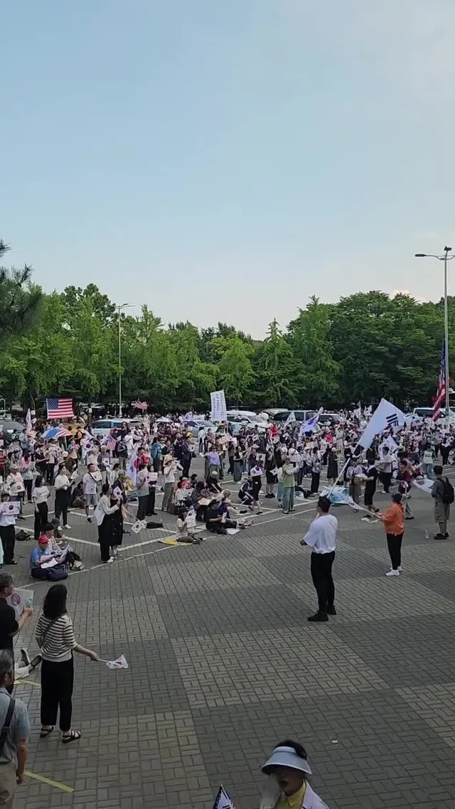 26. 6. 16. 16:30
조퇴하고 올공!
오늘도 멸공!
自由民主主義  守護!
滅共!
再選挙!
不正選挙!
#잠실민주화운동 #재선거 #부정선거