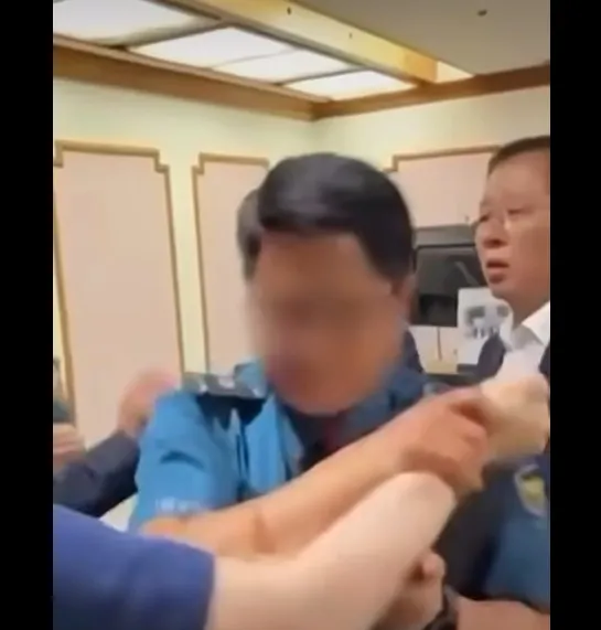 국힘 "서울경찰청 경비부장, 보좌진에 폭력…법적 조치"

국민의힘은 서울 잠실 개표소 시위와 관련해 서울경찰청을 항의 방문하는 과정에서 경찰이 