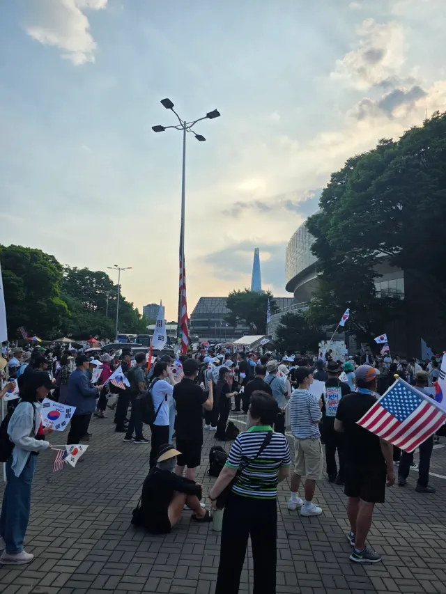 오늘도 퇴근후 올공
낮에 일도있었고 걱정으로왔지만
흔들림없어 앞을 지키는 2030
감사하고 고맙습니다
4050은 반성하고 살자~
장기전으로 갈수