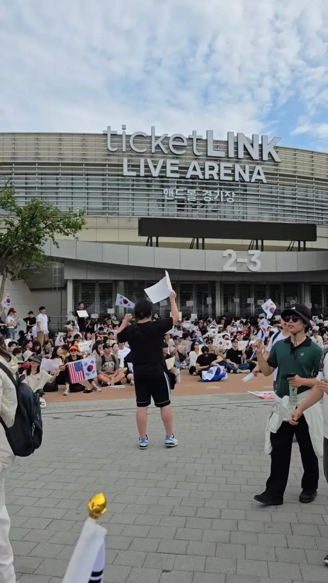 정말 많은 인파, 어린 아이들과 나온 부모님들, 청년들, 어르신들, 임산부
모두 자기일 처럼 도와주시는 자원봉사자분들 그리고 울려퍼지는 애국가