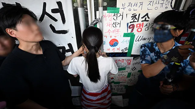 체육단체 '잠실 개표소' 사무실 진입, 시위자 1명 반대로 끝내 불발

체육단체 '잠실 개표소' 사무실 진입, 시위자 1명 반대로 끝내 불발야당