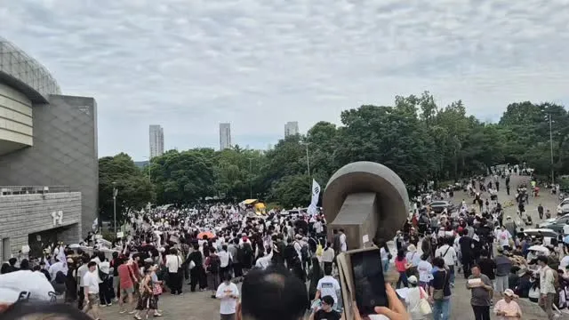 강남사는 칭구가 보내준 올공 30분전 상황
걍 미어터진다고함
난 목구멍이 포도청이고
산입에 거미줄 치면안되서
오늘은 주간 밥벌이하고 야간에 출발