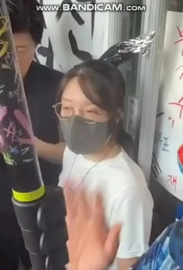저는 이분 영웅이라고 생각합니다. 내향인 입장에서 저렇게 관심받는 것도 견디기 힘든데, 2시간 동안 온갖 악마의 속삭임과 협박에도 불구하고 끝까