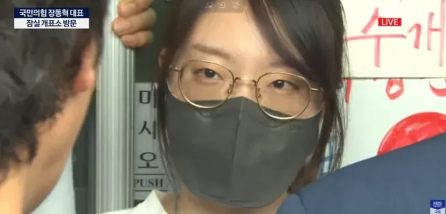 모두의 반대 속에서… 어쩌면 아군들이 본인을 스파이로 몰아가는 수치스러운 상황에서 홀로 몇 시간동안
지켜낸 분 역사의 위인 잔다르크 누님 ㄷㄷ
