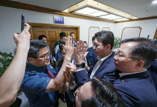 국민의힘 “의원·보좌진 팔목 비틀고 목덜미 잡은 서울경찰…엄중 책임...

국민의힘은 잠실 개표소 시위 관련 서울경찰청 항의 방문 중 경찰이 의