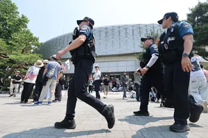 경찰, ‘취재진 폭행’ 잠실 시위자 본격 수사…“출석 요구”

[헤럴드경제=안세연 기자] 6·3 지방선거 개표 상황을 취재하던 기자를 폭행한 피