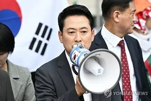 국힘, '투표지 시위 지원' 잠실·경찰 방문…警, 보좌진 폭행 논란

국민의힘이 16일 이른바 개표소 봉쇄 시위가 진행되는 서울 송파구 올림픽공