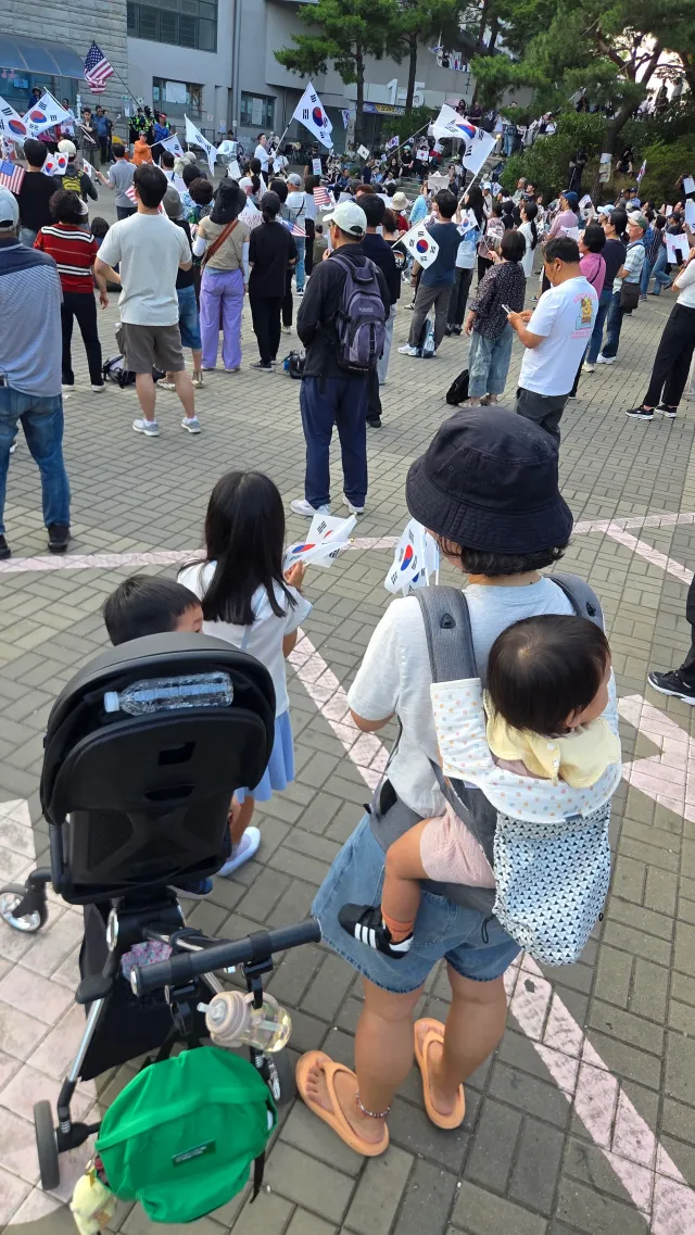 와.. 혼자서 애 셋... ㄷㄷ
엄마는 위다하다ㅡ