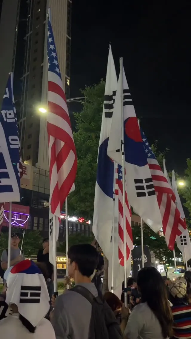 오늘 대구에는 대헝태극기까지 등장했습니다... 🇰🇷🇰🇷🇰🇷🇰🇷🇰🇷
바람서리 불변함은~~ 할 때 펄럭이는 대형 태극기 보셧나요!