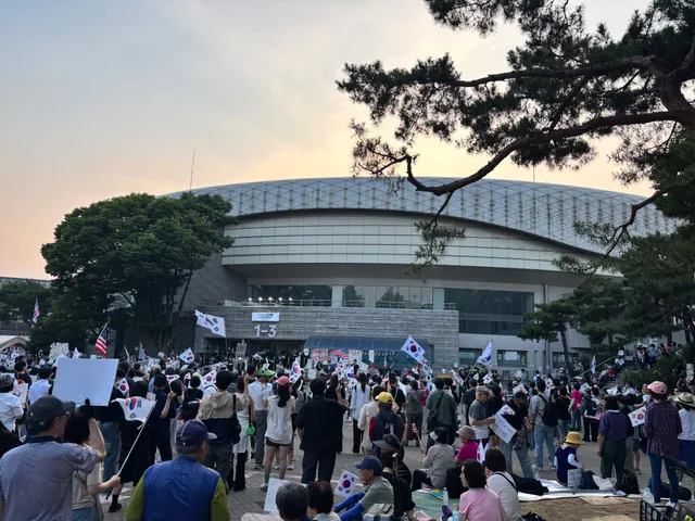 오늘 낮에 큰 소동이 있긴했지만
막상 현장에 와보면 
여전히 많은 분들이 한마음으로 
외치고 있고🇰🇷
따스한 정도 느낄수있습니다.

많은 소