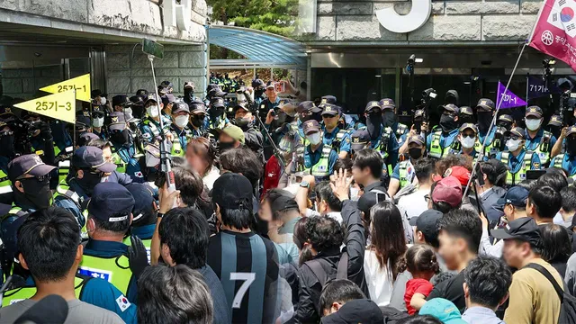 경찰, 취재진 폭행 혐의 잠실 시위대 1명 신원 확인‥출석 요구

경찰이 취재진을 폭행한 혐의를 받고 있는 잠실 개표소 봉쇄 시위 참가자 중 1