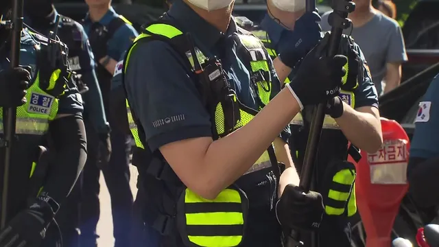 펜싱 대표팀, 장비 빌려 출국...경찰, 업무방해 수사

잠실 개표소를 둘러싼 시위 여파로 펜싱 국가대표팀은 결국 급하게 펜싱 칼 등 장비를 빌