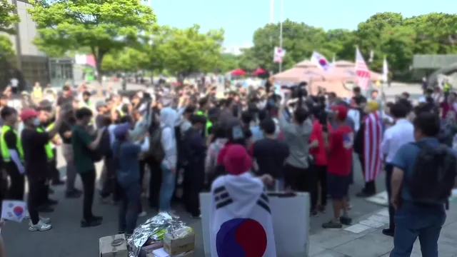 경고·중재에도...시위대 1명 저항에 또 진입 무산

체육단체 관계자들이 경찰과 함께 봉쇄된 핸드볼경기장 진입을 거듭 시도했지만, 시위대와 대치