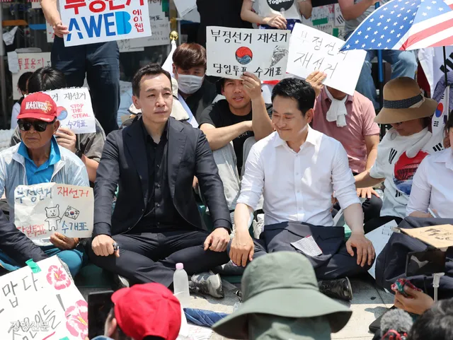 ‘막무가내 봉쇄’에 편승한 ‘제1 야당’

경찰과 대한체육회 관계자들이 16일 6·3 지방선거 투표용지 부족 사태에 항의하는 시민들이 ‘개표소 