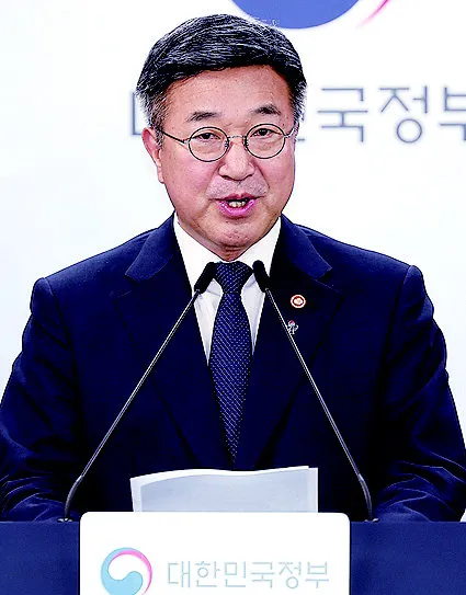 "투표용지 부족 사태 국민참정권 침해"

정부가 ‘6·3 지방선거 투표용지 부족 사태’를 철저히 규명할 것이라고 밝혔다. 서울 송파구 올림픽공원