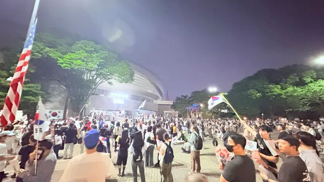 전부 나라 사랑해서 잠도 안자고 집에도 안가고 나온 사람들.

약간씩 생각은 다른데 결국 다 이나라 살리자는 목적이다.

애기들에게 자랑스러운 