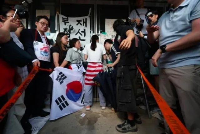 근 몇년동안 봤던 여자들중에 제일 멋있다.
성조기를 두른 사람은 절대 쁘락치일수가 없다.