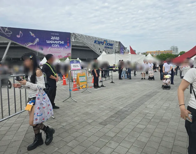 2-3 / 2-4 맞은편 콘서트로
바리게이트가 가운데쪽으로 설치 되었네요
콘서트쪽에서 인력을 중앙에 배치했으니
핸드볼 경기장쪽으로 붙어서 와주세