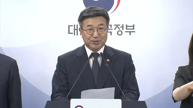 정부 "합법집회 보장...사적 검문 등 불법행위 엄단"

6·3 지방선거 투표용지 부족 사태로 불거진 서울 잠실 개표소 봉쇄 집회에서 불법행위까