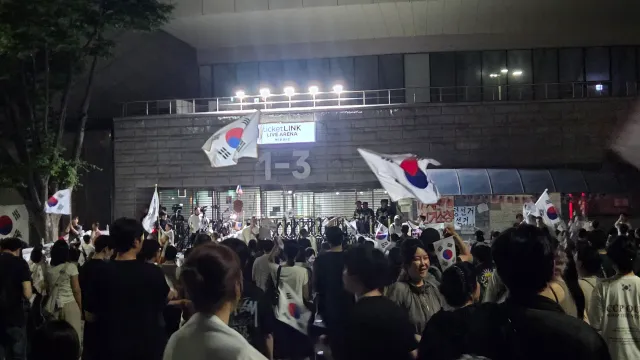 어제는.. 오늘은 절대 안간다, 오늘은 꼭 쉰다 했는데...
결국 와버렸고...

사람들 6시 퇴근하니까, 6시되면 꼭 간다 했는데...
10시