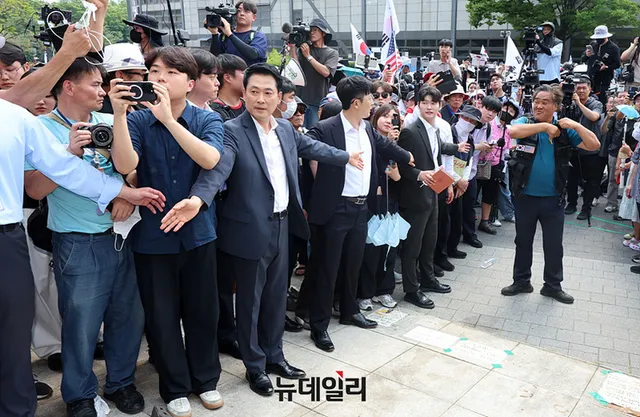 [현장] 장동혁, 경찰 진입 시도에 올림픽공원行… 체육단체 진입 중재 ...

인싸잇=전혜조 기자ㅣ6·3 지방선거 투표용지 부족 사태로 촉발된 