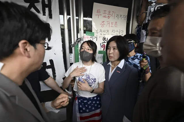 시위자 1명에 막힌 개표소 진입… 정부 “법적 책임 묻겠다”

서울 올림픽공원 핸드볼경기장 봉쇄 시위가 12일째 이어지며 체육단체의 진입이 또 