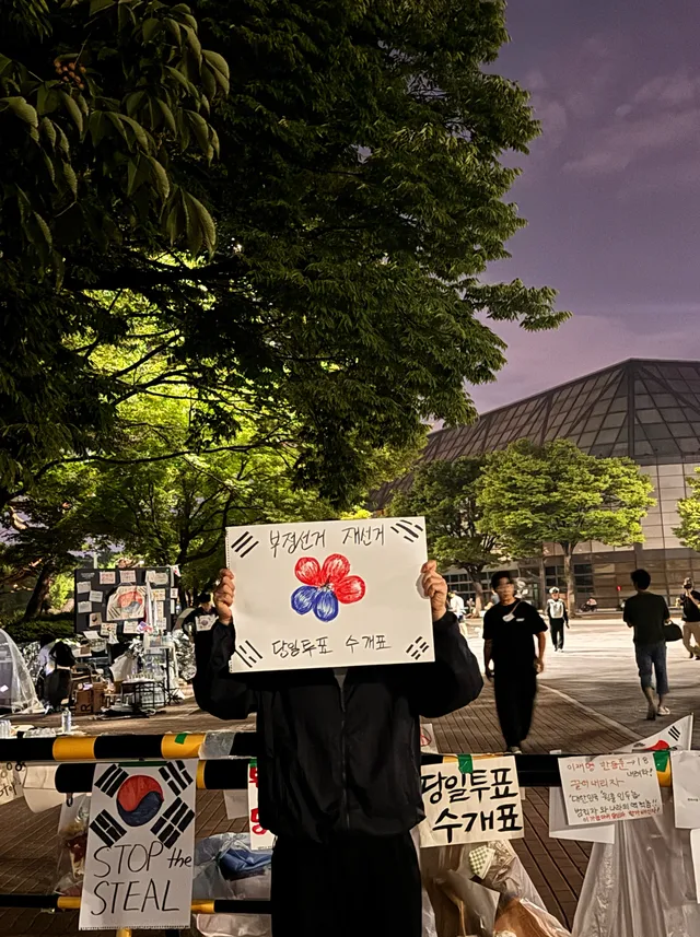 저녁 10시 40분

오늘은 여기까지입니다.

더위도 먹고 조금 지쳤지만,
끝까지 자리를 지키고 계신 모든 분들 화이팅입니다

🫡🇰🇷