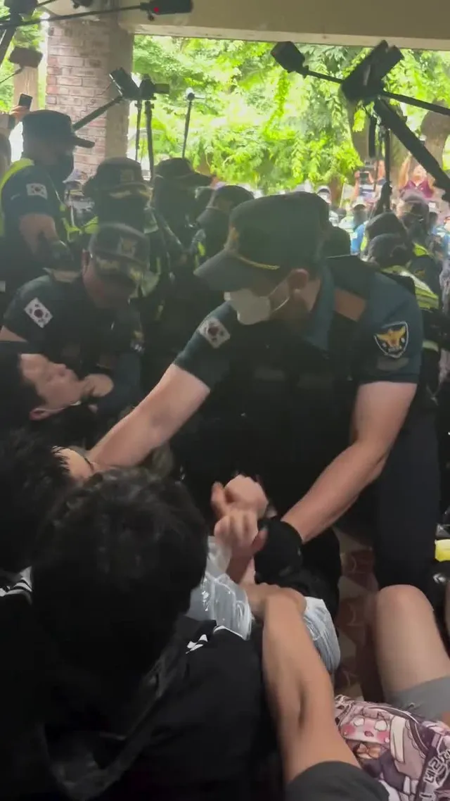 “세상은 악한 사람들 때문에 망하는 것이 아니라, 그것을 보고도 아무것도 하지 않는 사람들 때문에 망한다.”

#잠실민주화운동