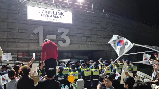 지금 올림픽공원 핸드볼경기장 1-3 출구에만 스무명 정도의 경찰병력이 위치하고 있습니다. 아직 다른 출구에는 경찰병력이 대기하고 있지 않습니다
