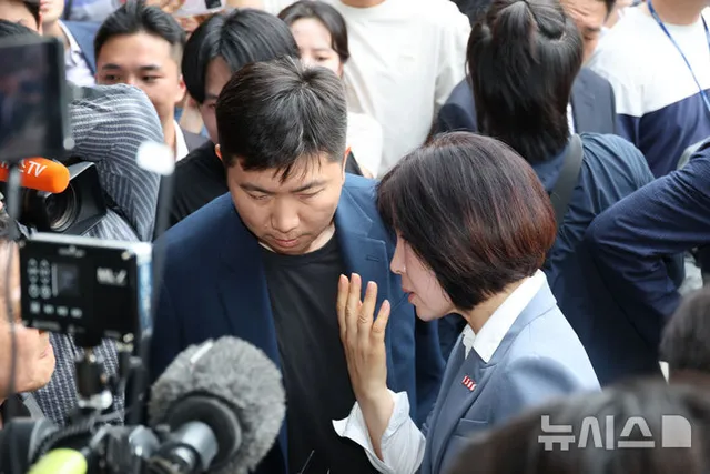핸드볼경기장 진입 시도하는 유승민 대한체육회장

[서울=뉴시스] 이영환 기자 = 6·3 지방선거 투표용지 부족 사태로 시작한 서울 송파구 올림픽