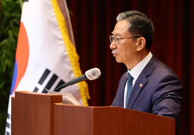 정성호 법무장관 “올림픽공원 사적 검문·출입 방해는 명백한 불법”

정성호 법무부 장관이 서울 올림픽공원 일대에서 발생한 일부 시위 참가자들의 