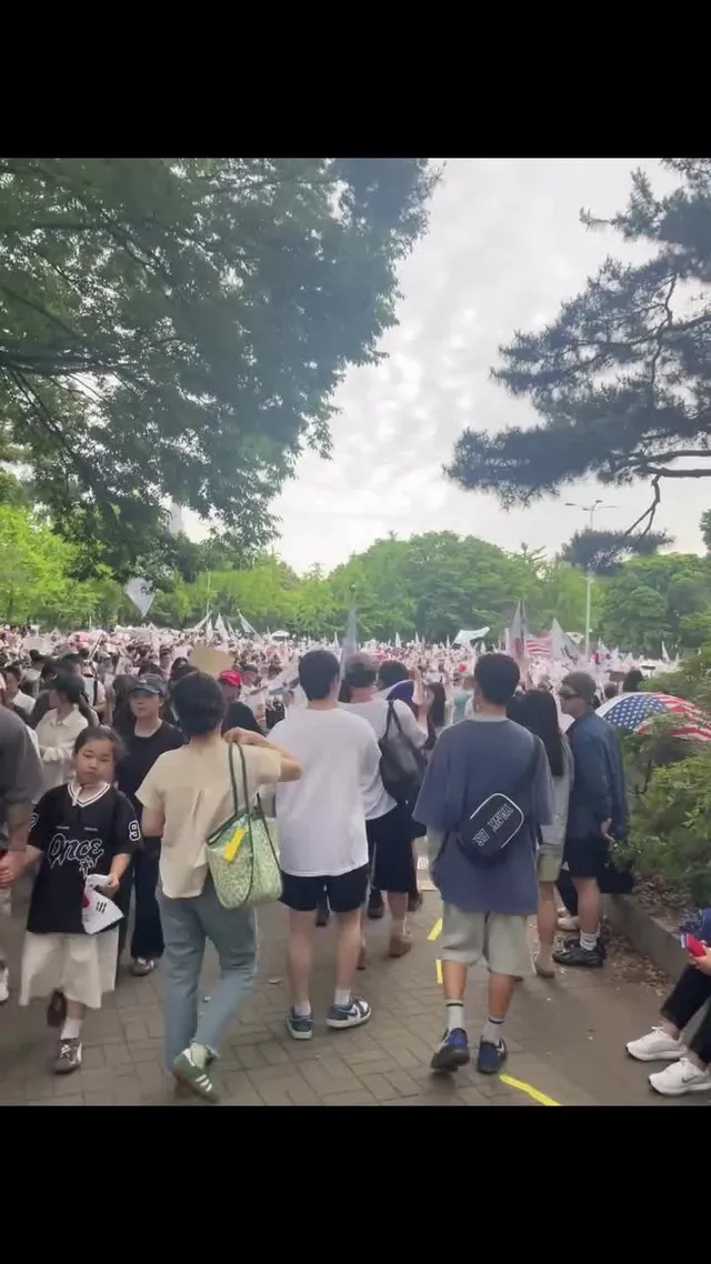 언제까지 침묵할 것인가 

한국교회여 목회자들이여 크리스천들이여

언제까지 분별없이 살아갈 것인가

제발 깨어나라 깨어났으면 기도하고 행동하라
