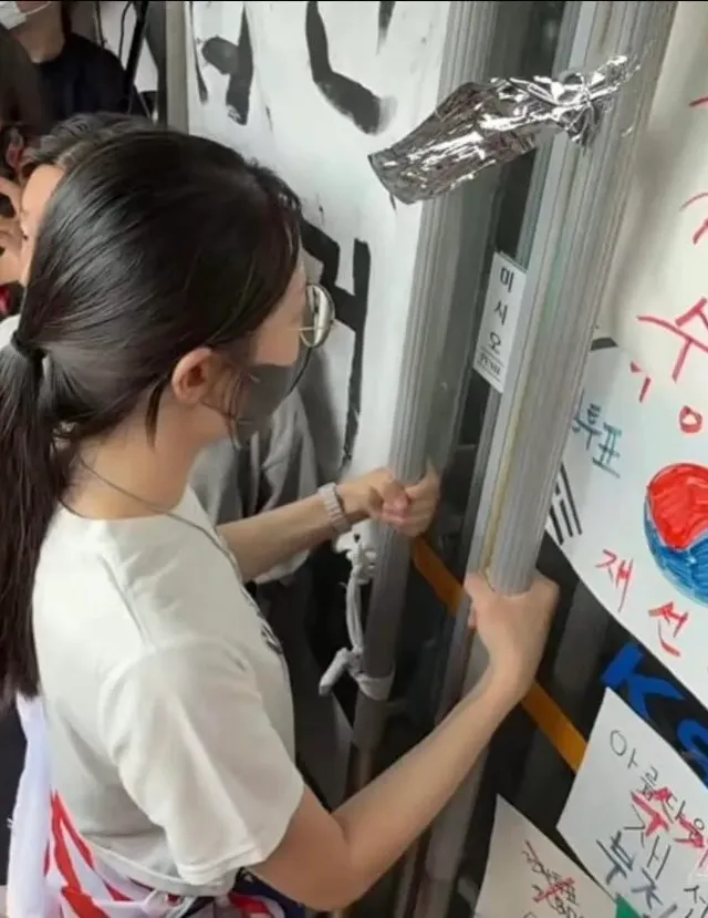 나..올림픽공원에 맨날있지만 
진짜 아침부터 막차까지
태극기 그림만 그려서 .. 
(그림그리는곳 지방령이라..)
뭔일이 벌어지는지  아예모르거든
