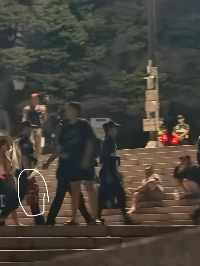 올공 지금 경찰분들 교대 소화기 들고 교대되었습니다.