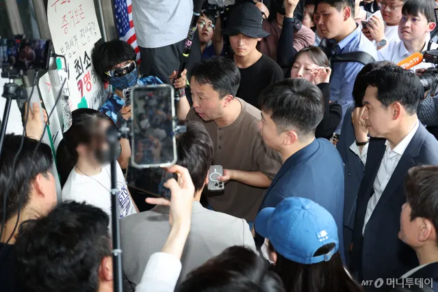 1명이 막아서… 잠실 개표소 진입 또 불발

국민의힘 지도부가 방문해 시민들을 설득했지만 끝내 체육단체는 현장에서 철수했다. 장동혁 국민의힘 대