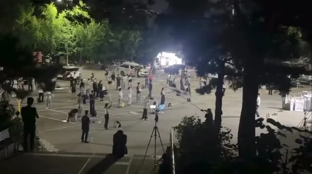 대전에서 날아와서 올공도 처음이고 새벽반도 처음인데

평일 새벽이라 점점 적어지는 인원으로도 최선을 다해 목이 터져라 구호 외치고, 애국가 부르