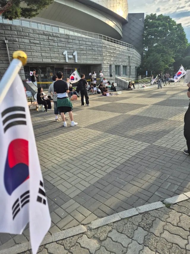 기를 쓰고 2-1만 고집한 이유

이미 국힘은 나머지 대부분 출입구 용접한 사실을 사전에 전달받아 2-1로만 진입, 안쪽 상황도 시나리오 다 짜
