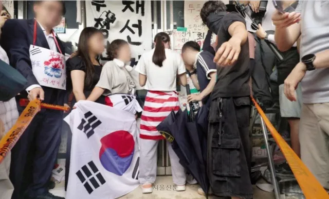 시위자 1명에 막힌 ‘개표소 경기장’… 정부 “법적 책임 묻겠다”

서울 올림픽공원 핸드볼경기장 봉쇄 시위로 대한체육회 산하 단체들의 업무가 1